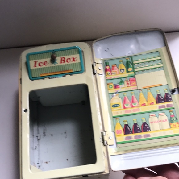 Vintage metal toy refrigerator. - Picture 2 of 8